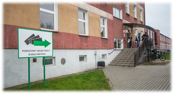 Zdjęcie wejścia do Powiatowego Urzędu Pracy w Białymstoku i podjazdu dla wózków