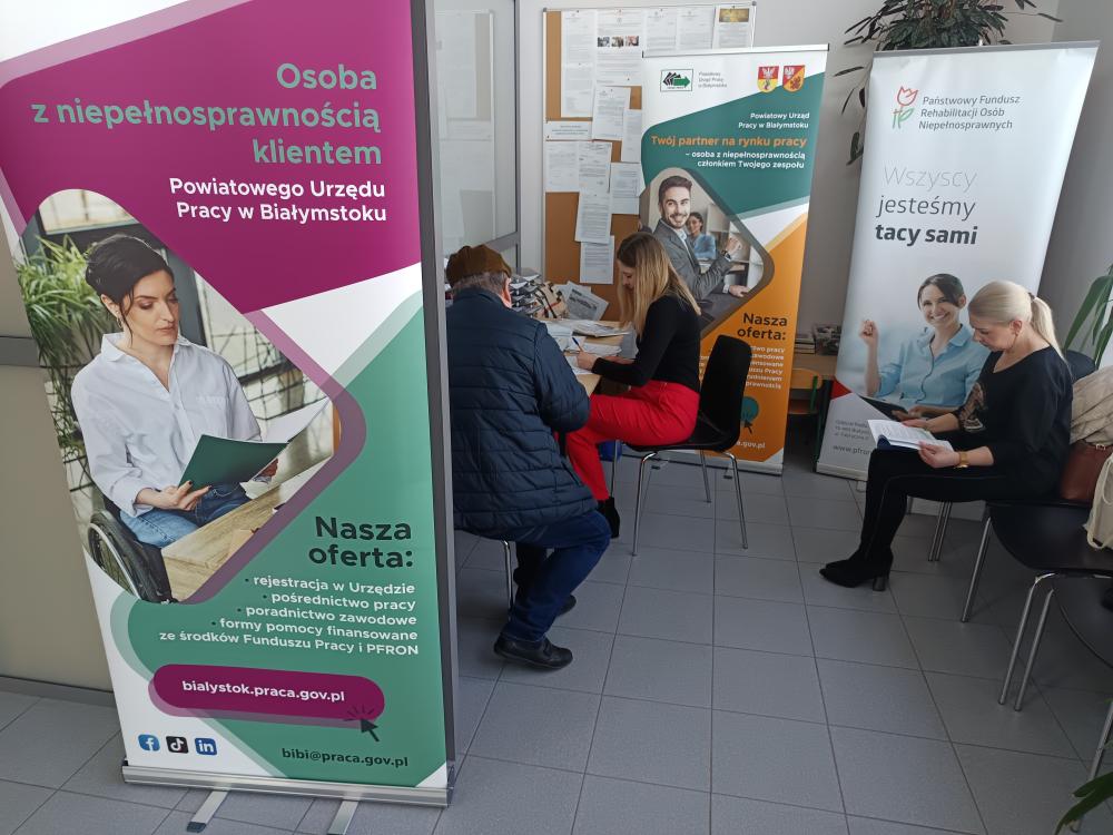 Dwie Panie z Urzędu Pracy w Białymstoku rozmawiają z Panem o usługach Urzędu.
