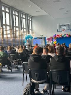 Pani z Urzędu Pracy  Białymstoku informuje uczniów o usługach urzędu.